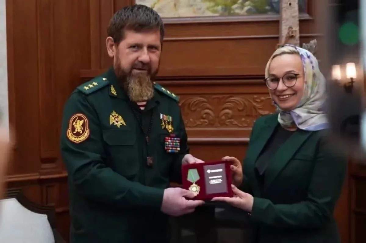 Исполнительный директор НО «СОЮЗЦЕМЕНТ» Дарья Мартынкина посетила промышленную площадку АО «Чеченцемент» и вручила главе Чеченской Республики Рамзану Кадырову высшую награду цементной отрасли - орден I степени «За особый вклад в развитие цементной промышл